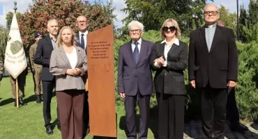 Uroczyste odsłonięcie postumentu 