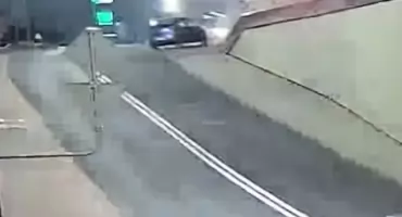 Auto uszkodziło ścianę tunelu we Wrześni. Kierowca oddalił się 