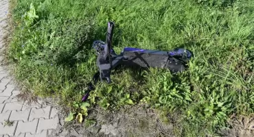 11-latek bez kasku na hulajnodze. Po kolizji z osobówką trafił do szpitala 